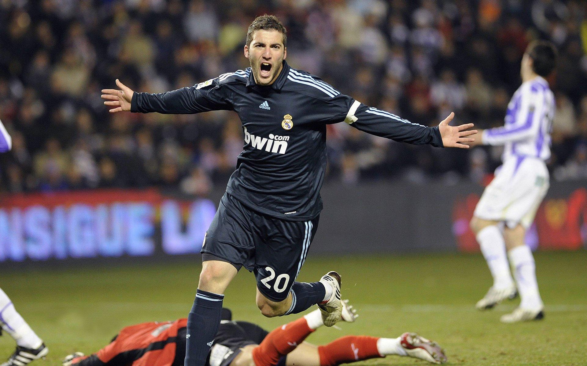 足球奇景,姆巴佩与伊格莱西亚斯—戴帽仍败北,巴萨成唯一背景板